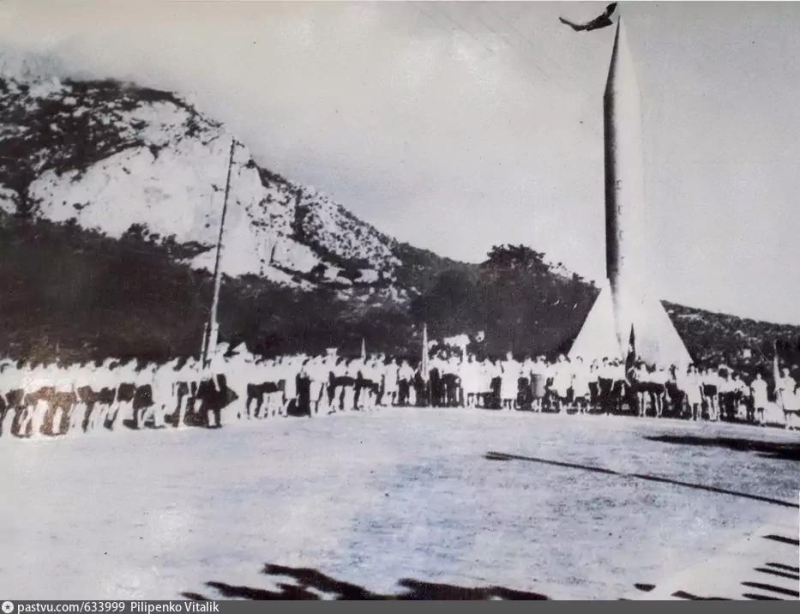 Площадь космонавтов в пионерском лагере Ласпи. 1961 г.