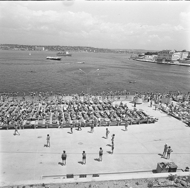 Пляж на мысе Хрустальный. Середина 70-х годов