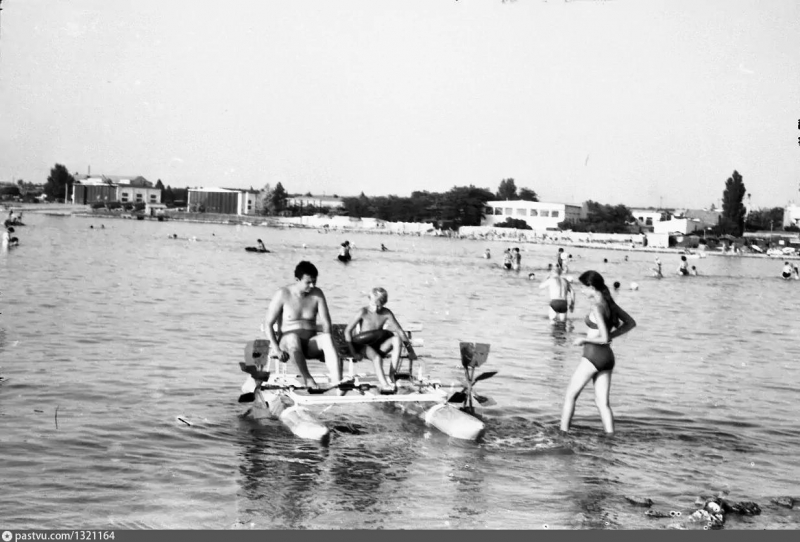 Пляж в бухте Омега