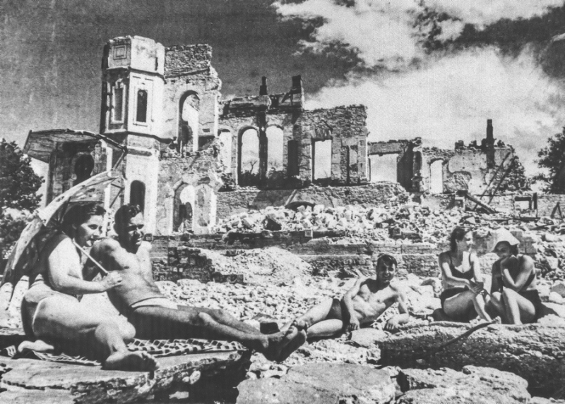 Пляжный отдых на Приморском бульваре. 1945 год