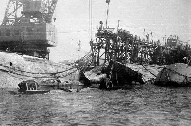 Подъем линкора Новороссийск. 1957 г...
