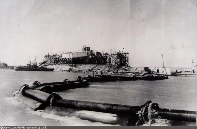 Поднятый линкор Новороссийск в Голубой бухте. 1957 г.