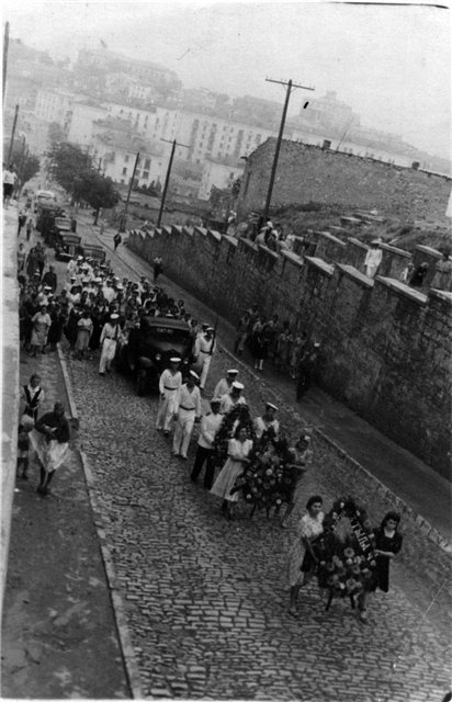 Похоронная процессия на улице Восставших (в 1969 году переименована в Адмирала Октябрьского). 50-е годы