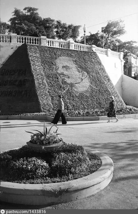 Портрет В. И. Ленина из живых цветов на подпорной стене Матросского бульвара. 1958 г.