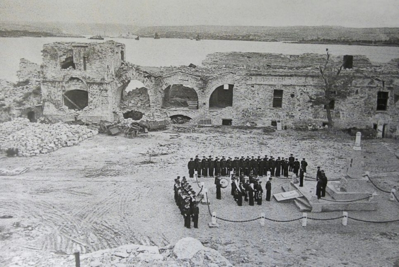 Построение во внутреннем дворике Константиновской батареи.