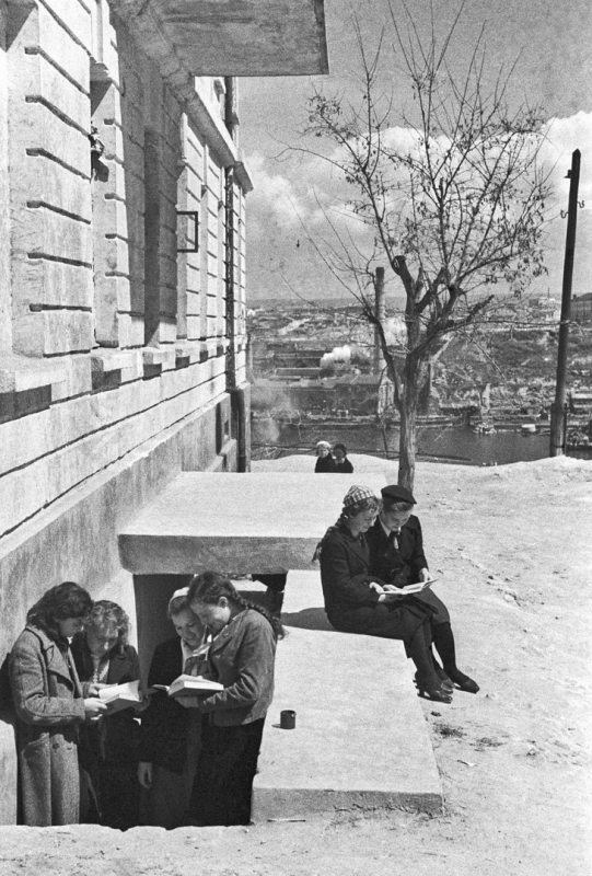 Поземная школа в осажденном Севастополе. 1942 год. Улица Луночарского.