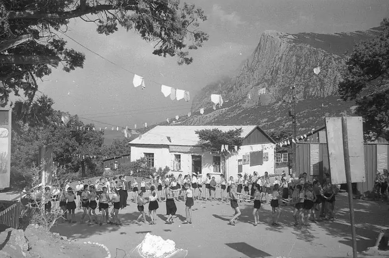 Праздник в пионерском лагере Ласпи. 1960-е годы