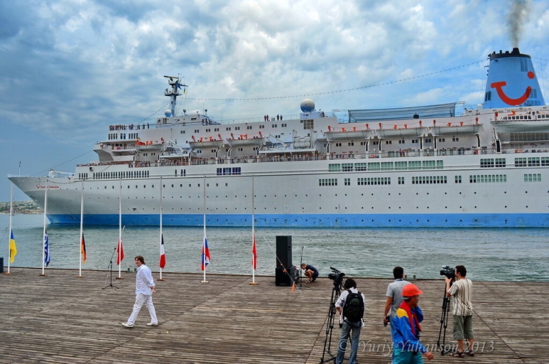 Причал Морского вокзала. Прибытие круизного теплохода