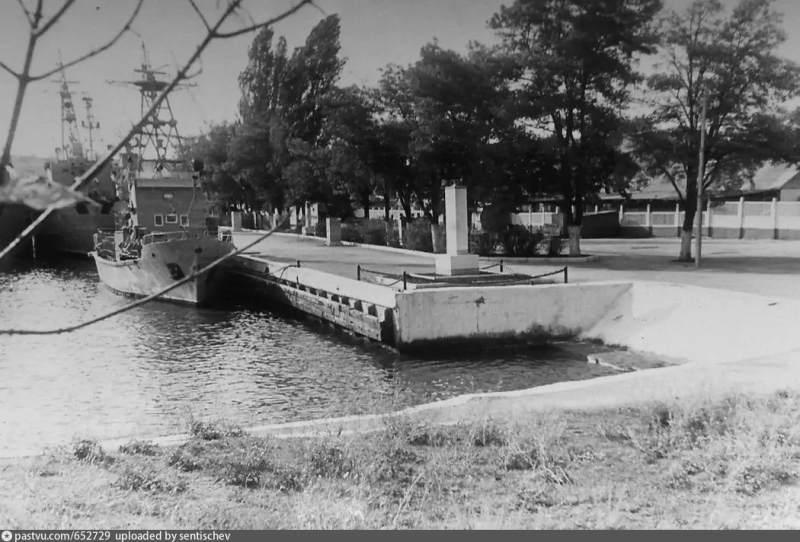 Причал в ОВРе и памятник Герою Советского Союца матросу И. К. Голубцу. 1972 г.