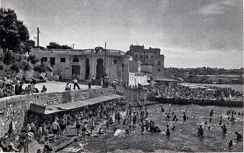 Приморский бульвар. Городской пляж. На переднем плане так называемый лягушатник.