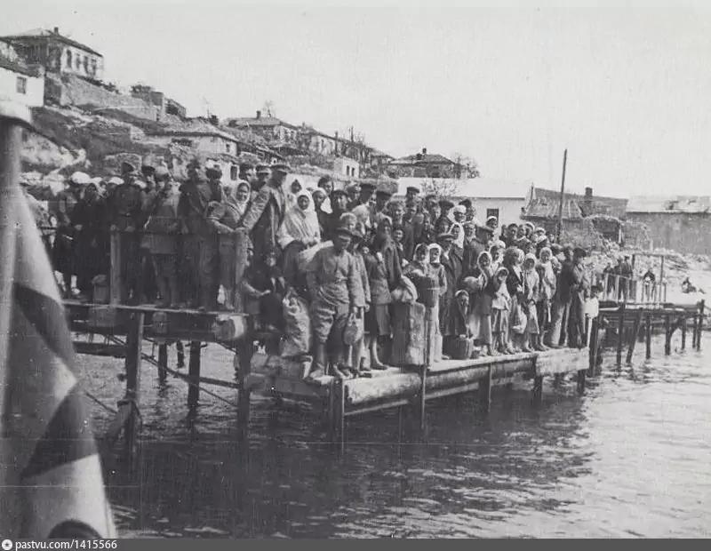 Пристань катеров на Северной стороне. Пассажиры в ожидании. 1945 г.