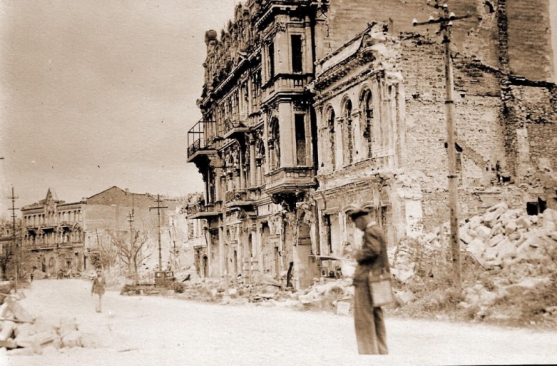 Проспект Нахимова после войны. На первом плане Художественный музей