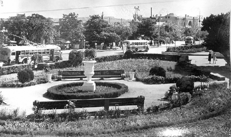 Проспект П. С. Нахимова. Через дорогу Приморский бульвар. 1960-е годы