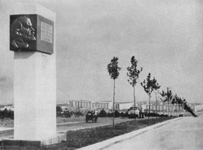 Проспект генерала Острякова. Аллея в честь 100-летия В. И. Ленина