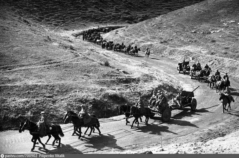 Противотанковый дивизион следует на боевые позиции по Лабораторному (Воронцовскому) шоссе. 1942 г. Ныне улица Ревякина.