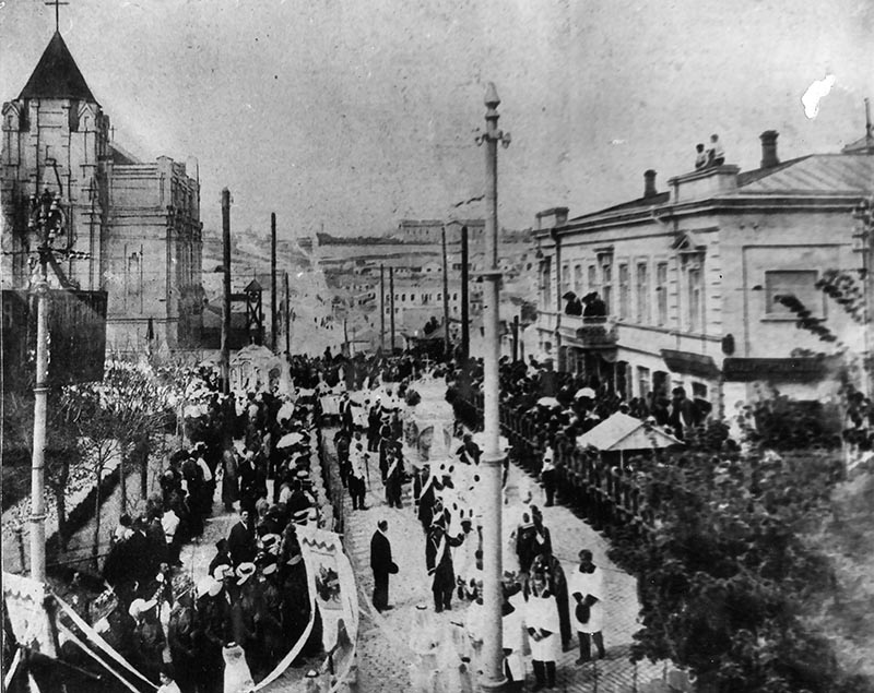 Процессия по нынешней улице Шмидта. Слева костел (кинотеатр Дружба)