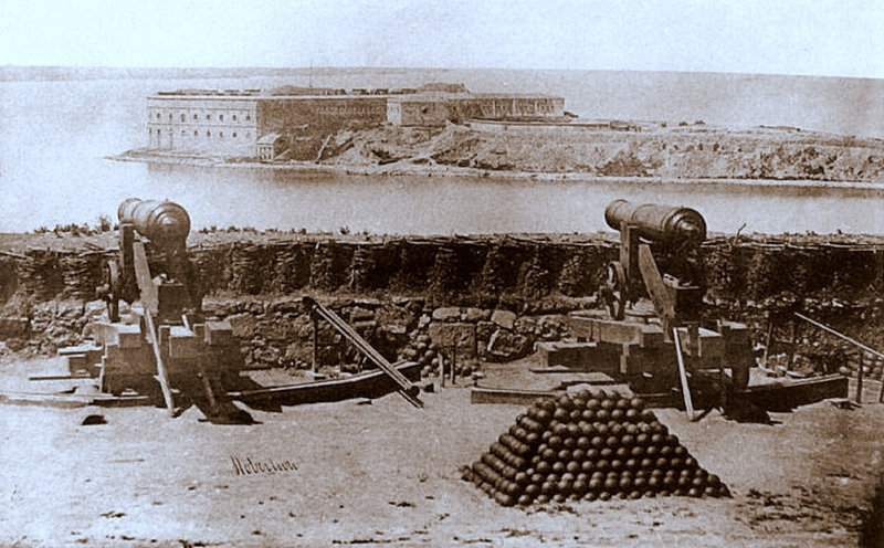 Пушки Михайловской батереи и вид на Константиновскую батарею