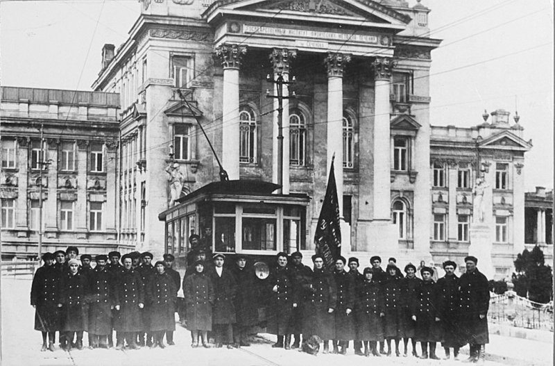 Работники трамвайного депо у здания Института физических методов лечения имени Сеченова