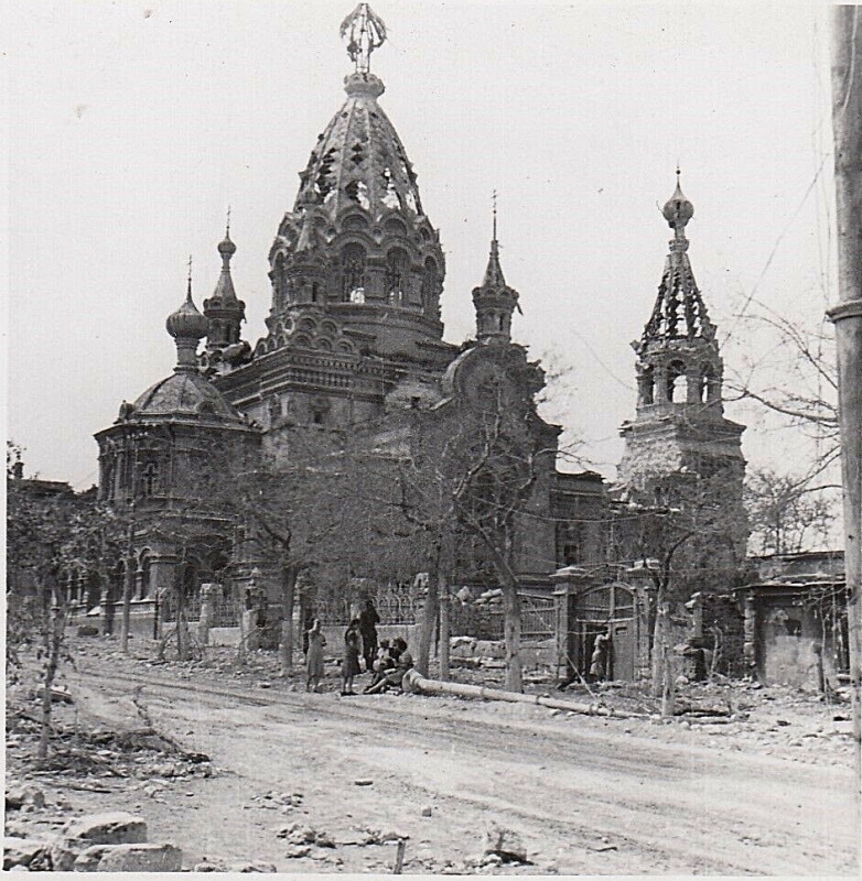 Разбитый Покровский собор. 1942 год.