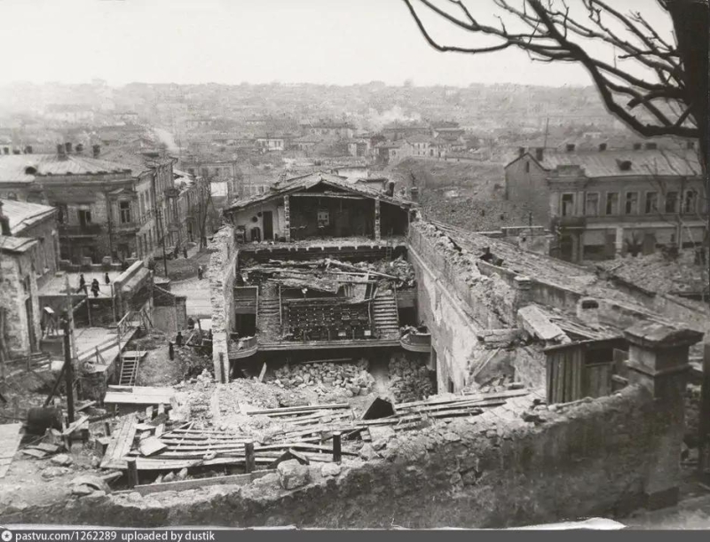 Разрушенный кинотеатр Ударник. 1942 г.