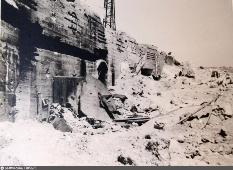Разрушенный массив 30-й береговой батареи. 1942 г.