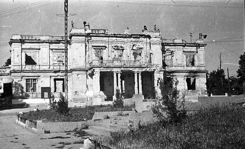 Разрущенное здание Дома КА и Ф на площад 3-го Интернационала.