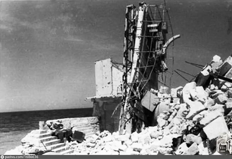 Разрущенный Херсонесский маяк. 1944 г.