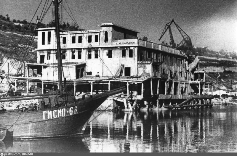 Развалины Севастопольского холодильника. 1945 г.