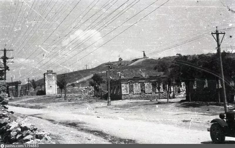 Редкий вид на Малахов курган. 1944 г.