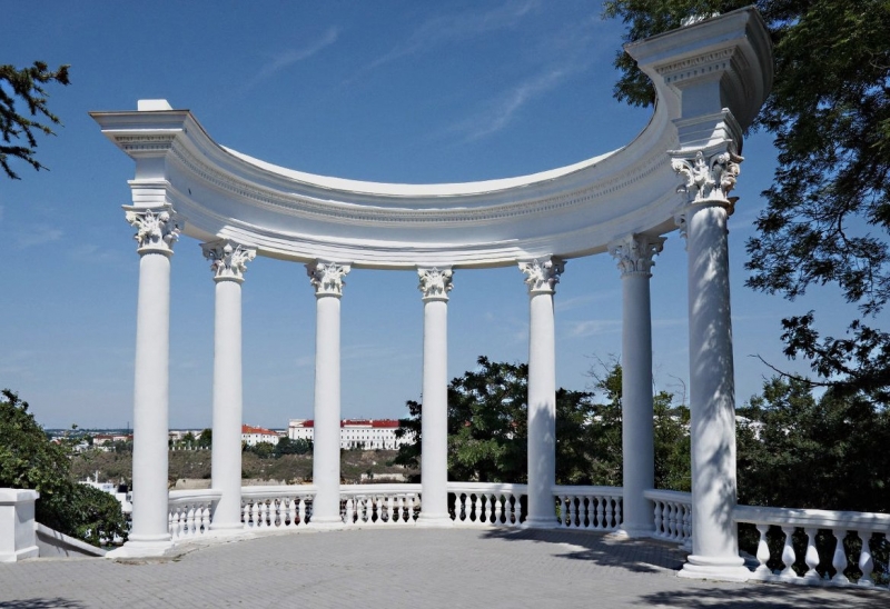 Ротонда в сквере рялом с площадью А. С. Пушкина