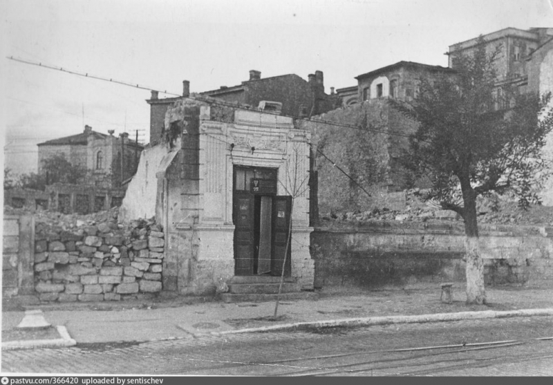 Руины города. Дверь в никуда.