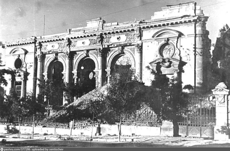 Руины караимской кенасы. 1944 г.