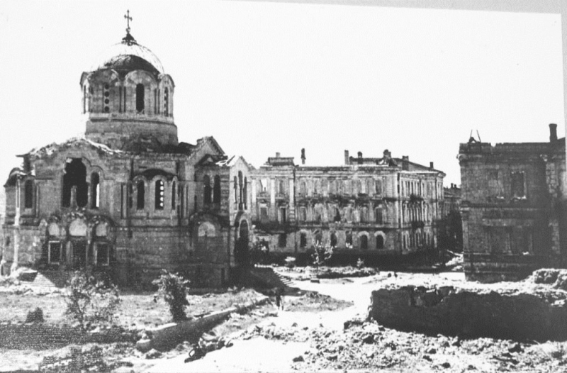 Руины на городском холме. На переднем плане Владимирский собор