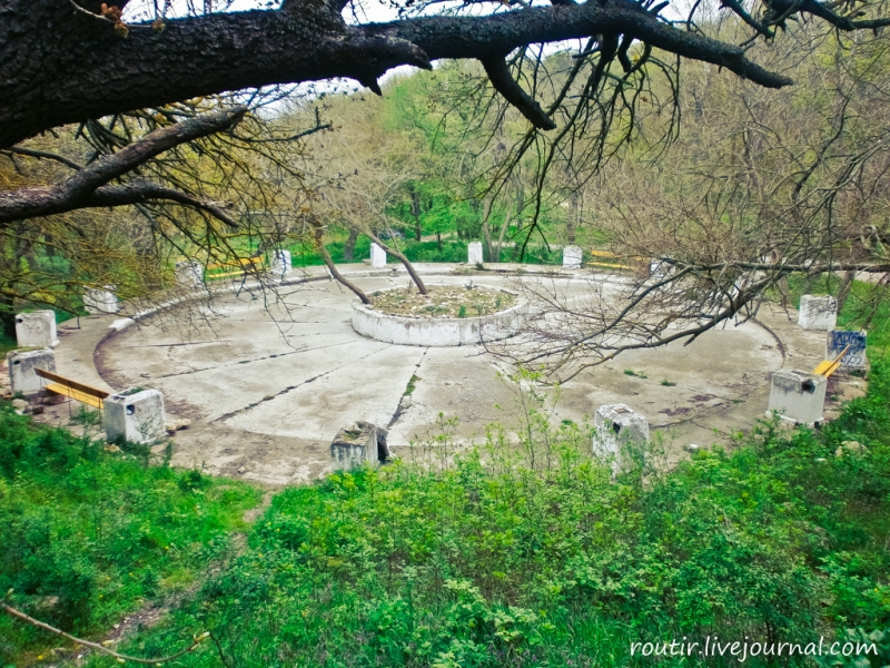 Руины танцплощадке в Ушаковой балке.