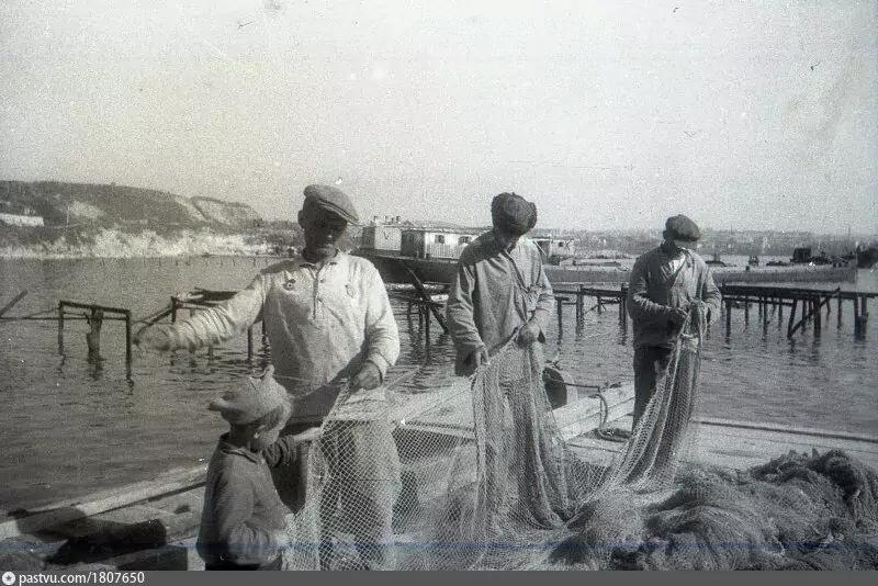 Рыбаки рыбколхоза Рыбацкая коммуна. Северная сторона. 1944 г.