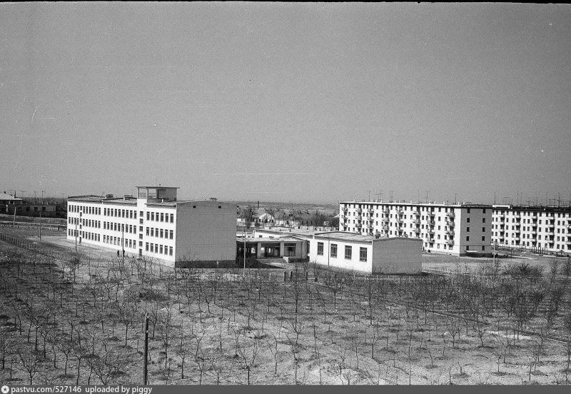 Школа № 8 и парк рядом с ней!!!!