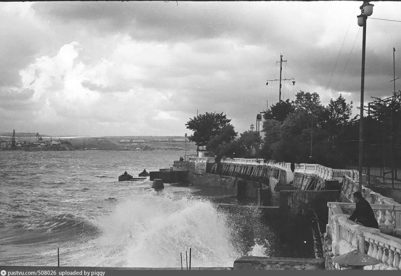 Шторм на офицерском пляже водной станции флота. 1962 г.