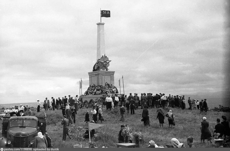 Сапун гора. У памятника бойцам 51-й армии. 1959 г