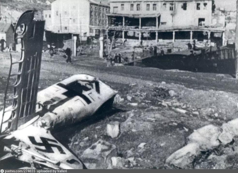 Сбитый немец у холодильника. 1941 г.