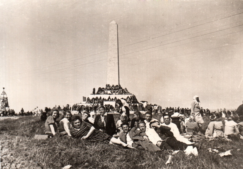 Севастопольцы 7 мая в годовщину штурма Сапун-горы. Начало 50-х годов