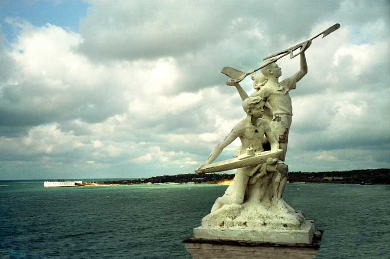 Скульптура на крыше Дворца пионеров