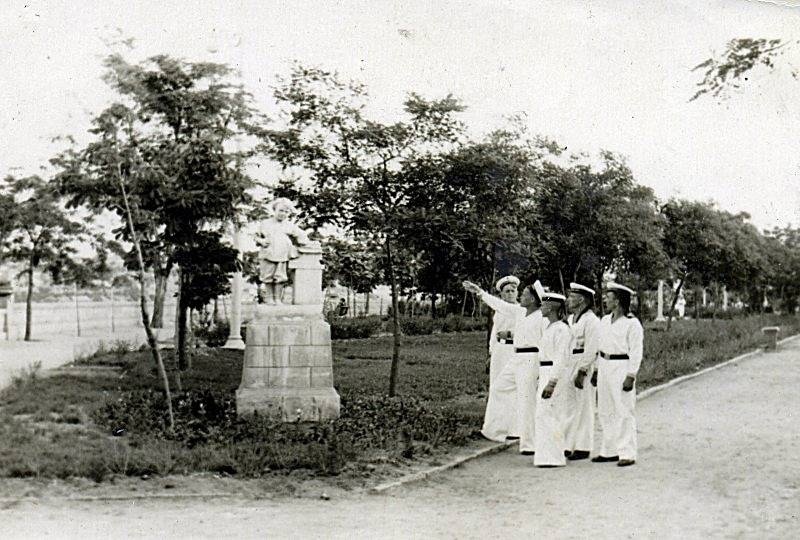 Сквер имени Бузина. Сейчас на этом месте стоит часовня. Фото начала 1950-х годов.