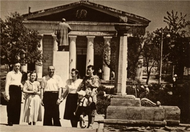 Сквер перед городским Домом культуры (бывший Перопавловский собор)