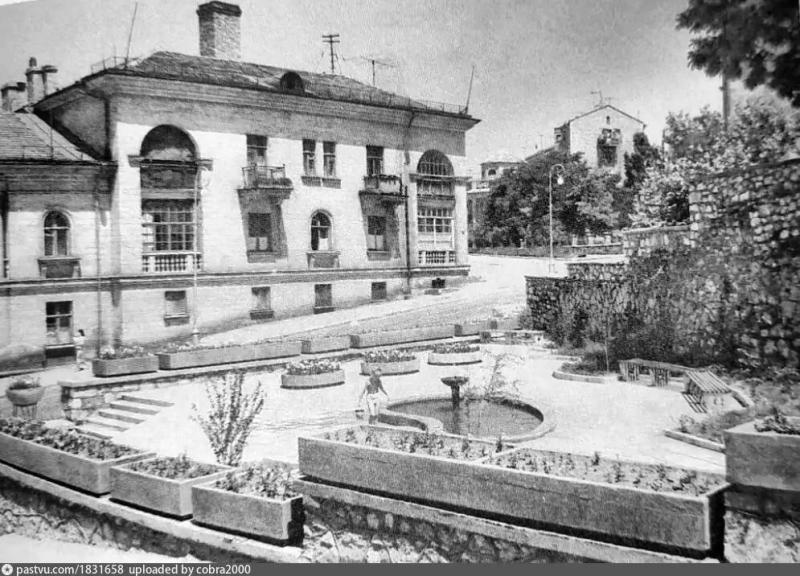 Скверик с фонтаном на улице А. В. Суворова. 1965 г.