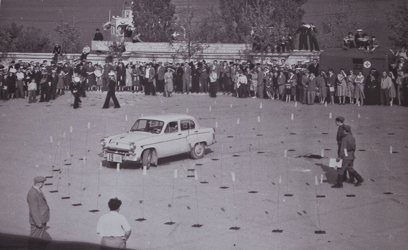 Соревнования по вождению автомобиля на полщади П. С. Нахимова 1960 г.