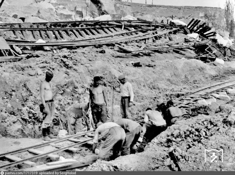 Советские пленные ремонтируют пути в Инкермане. 1943 г.
