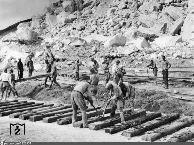 Советские пленные востанавливают пути в Инкермане. 1942 г.