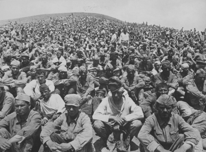 Советские военнопленные. На мысе Херсонес. Июнь 1942 года.