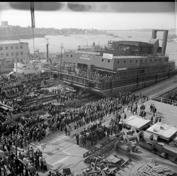 Спуск на воду плавкрана на Севморзаводе