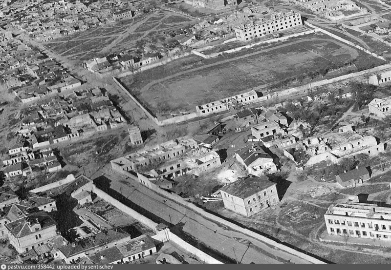 Стадион Чайка после войны. Футбольные ворота стоят, разметка на поле есть, значит футбол в Городе жив!
